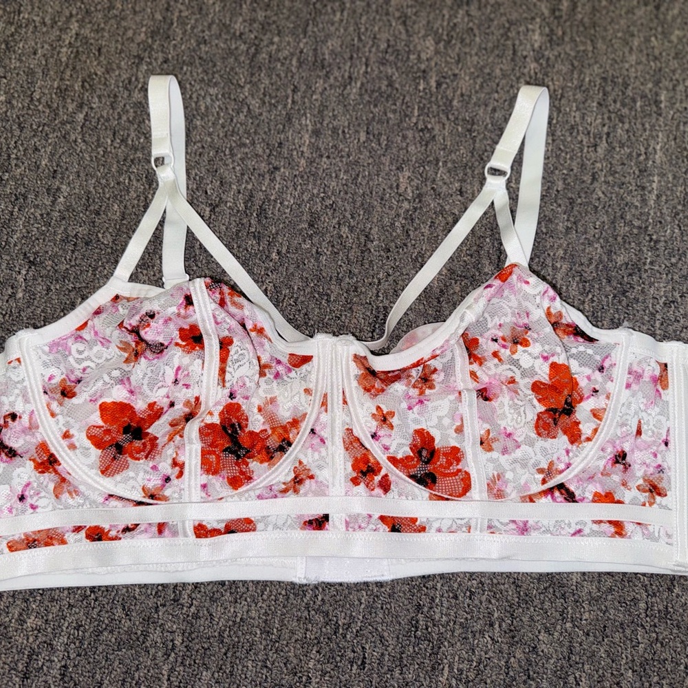 Torrid (4) White Lace Bra with Red & Pink Floral Pattern